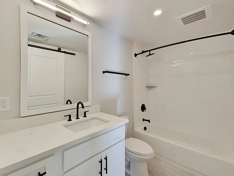 218 Church St W — Photo 12