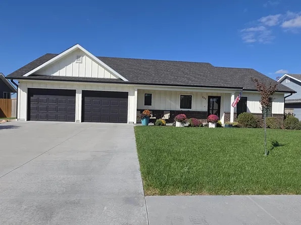 220 Redbud St, Moundridge, KS 67107