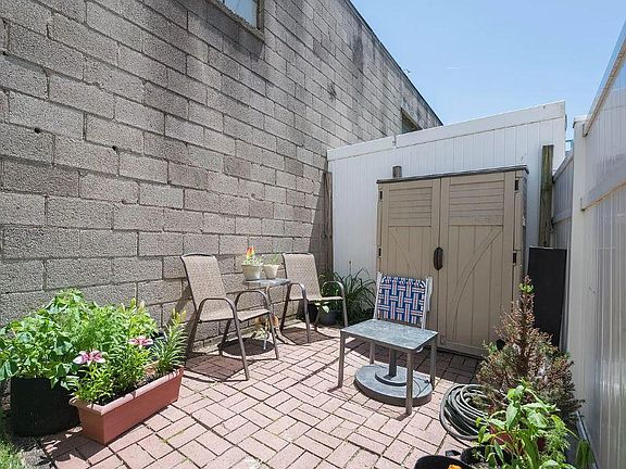 4th image of 1037 Crease St APT E