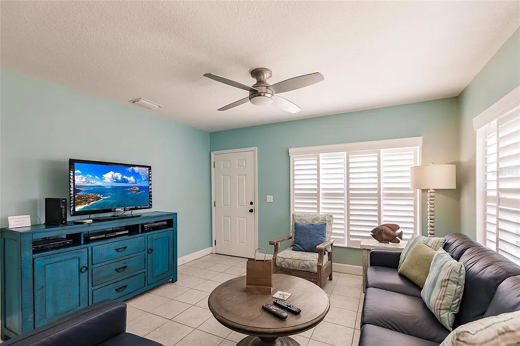 2 bed, 2.0 bath, 1056 sqft, $8,970 — Photo 3
