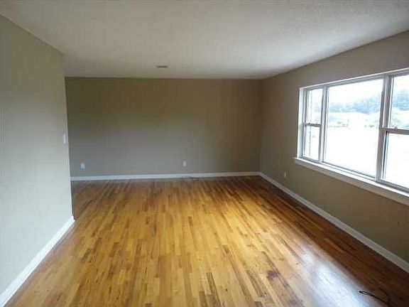 3rd image of 104 Savannah St