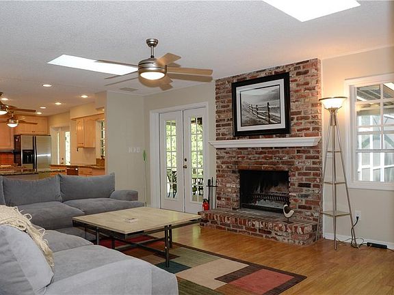 4th image of 409 Fox Valley Dr
