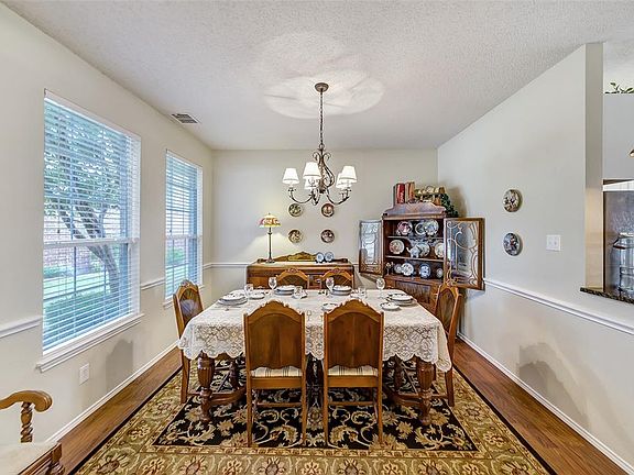 3rd image of 10618 Woodlands Trl