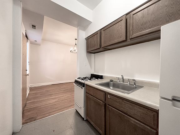 5th image of 2405 W Wilson Ave #5