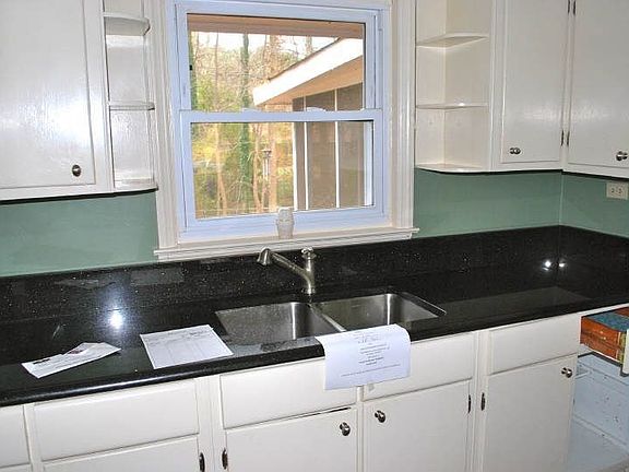 4th image of 1096 Oakview Dr SE