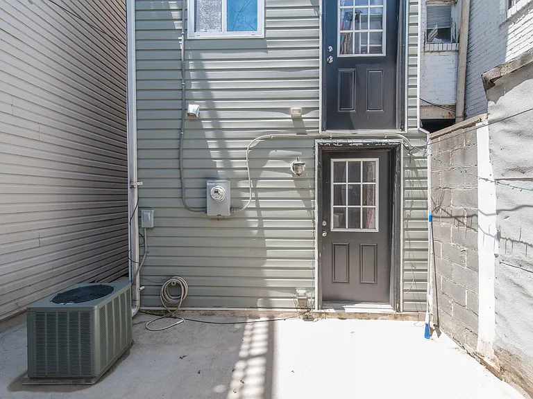 1733 Light St — Photo 18