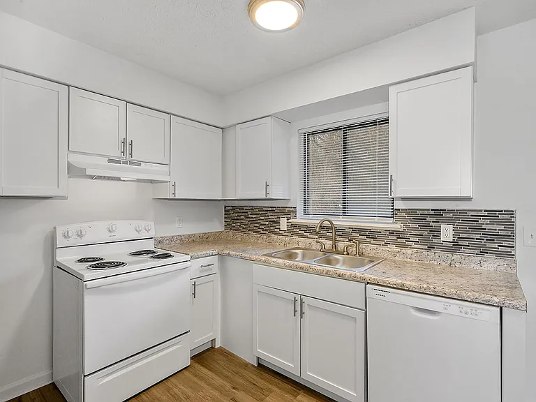 Waynedale Circle Apartments — Photo 8