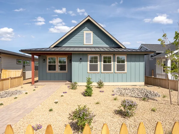 892 NW 19th St, Redmond, OR 97756