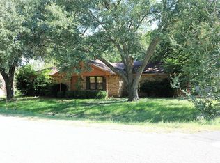 300 Heath Ave, Madisonville, TX 77864