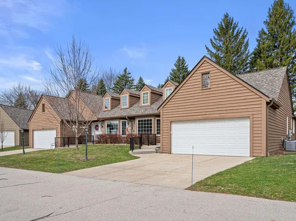 3827 South Oakbrook DRIVE, Greenfield, WI 53228