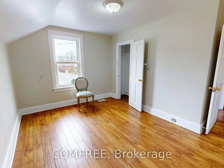 1405 King St E — Photo 17