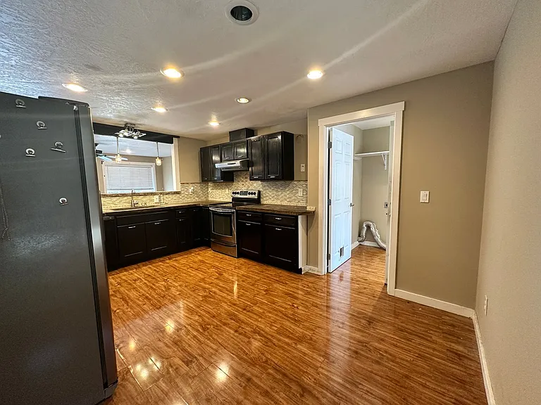 4063 Alameda Ave NE — Photo 6