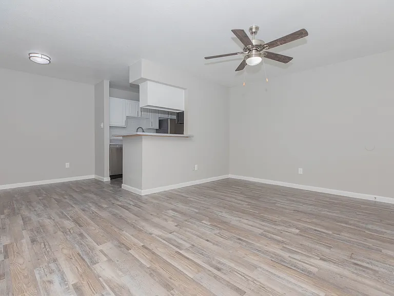 Kendall Manor — Photo 33