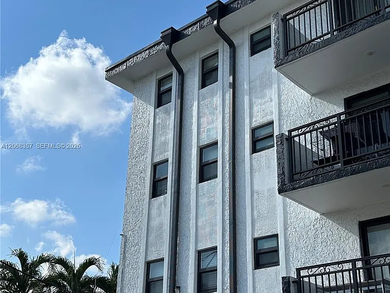 529 SW 4th St #303 — Photo 30