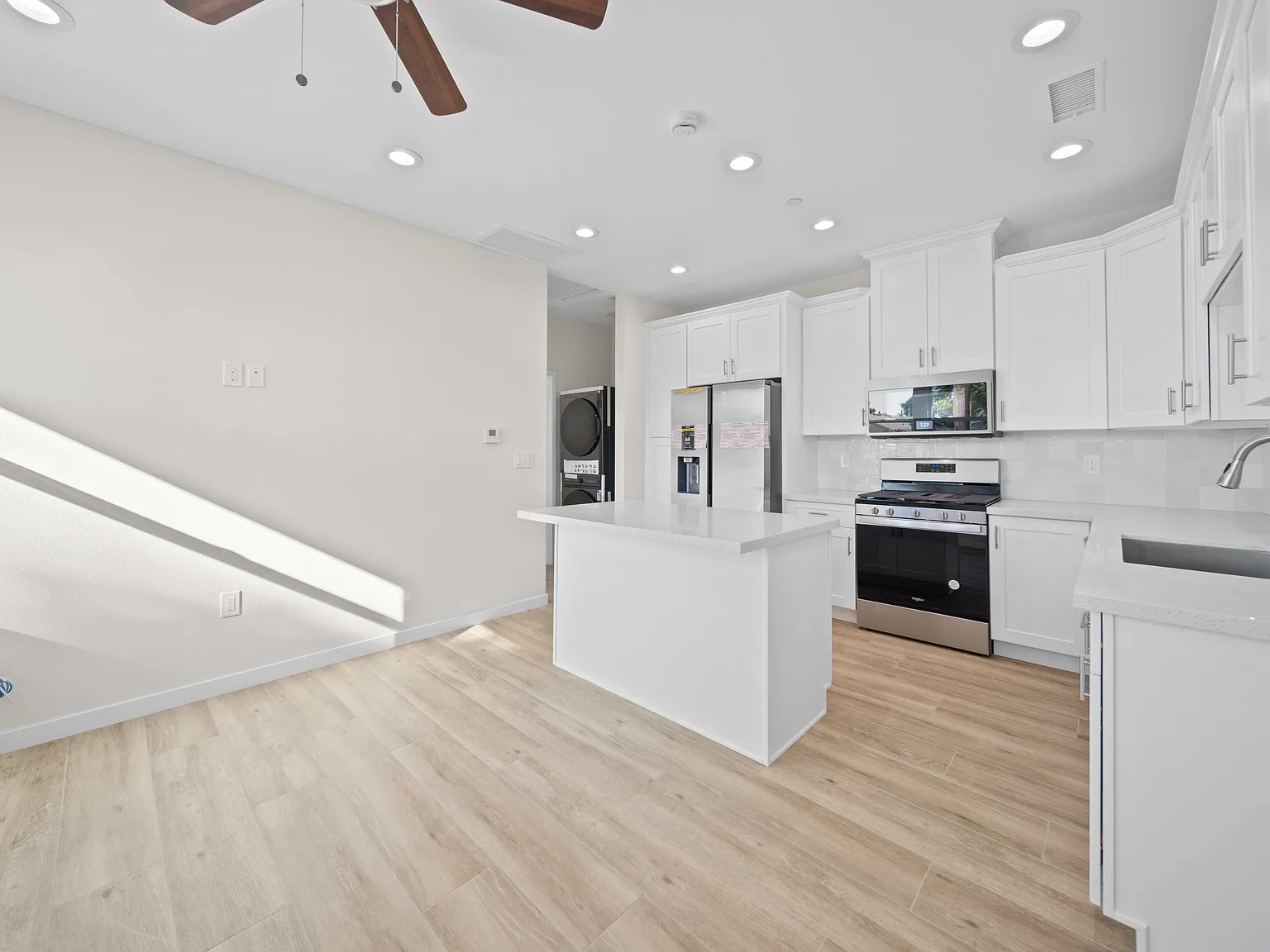 2 bed, 800 sqft, $2,700 — Photo 3