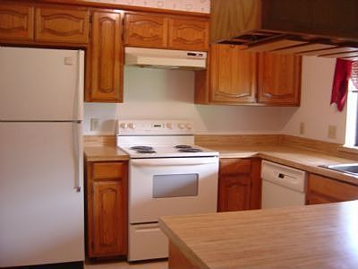 great kitchen & frig stays