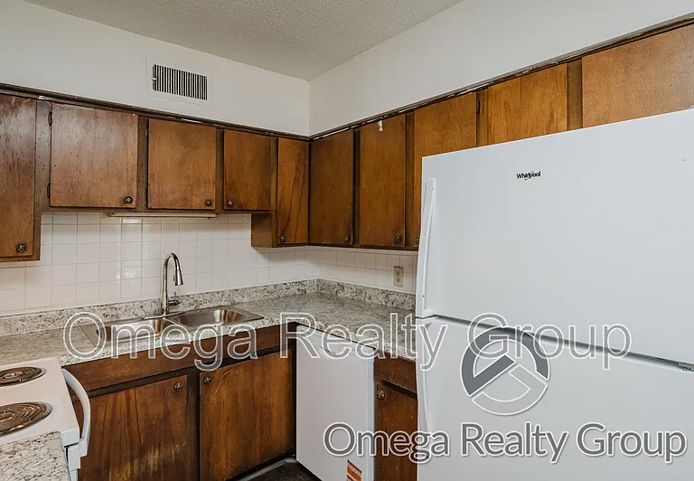 South Court Apartments — Photo 23