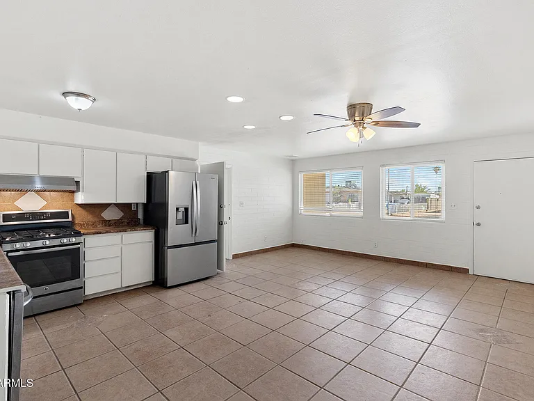 2246 W Sierra St — Photo 20