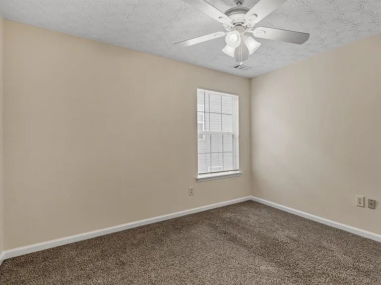 310 Sarasota Ln — Photo 31