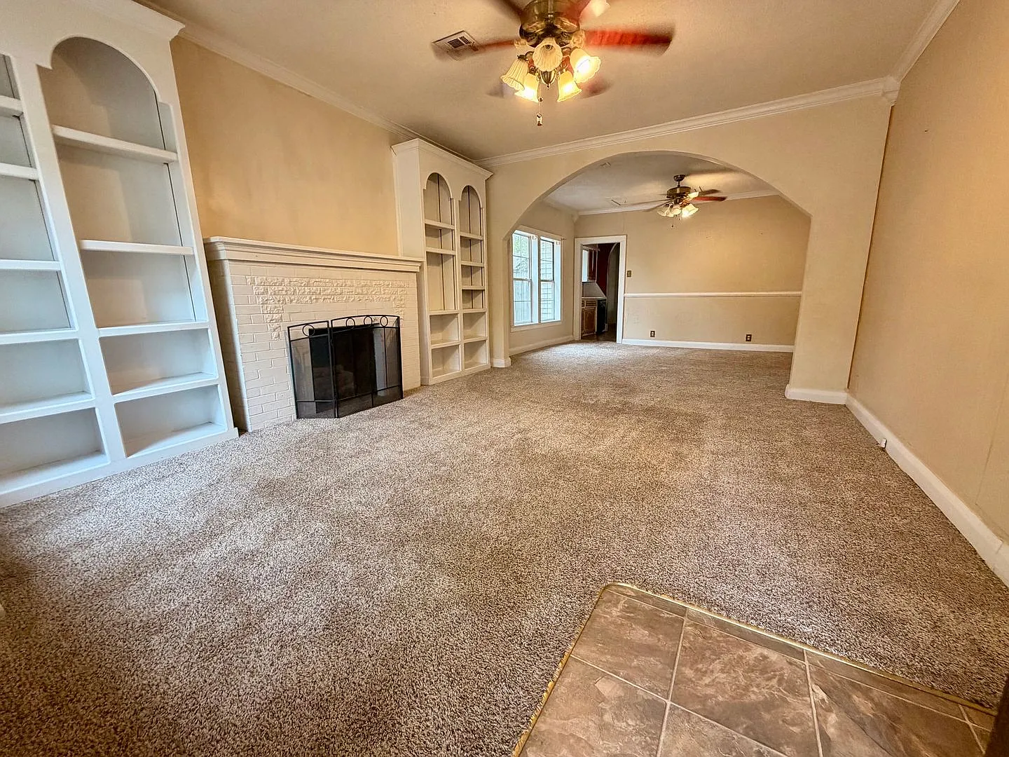 3 Bedroom and 1 Bathroom home on Broadway! — Photo 2