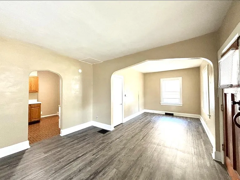 1829 Talbot St — Photo 2