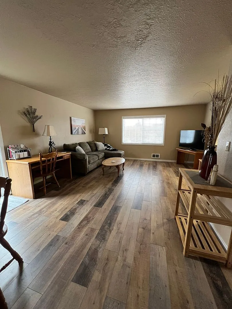 2 Bedroom, 1.5 Bathroom Fully Furnished Apartment - Close to Sky Lakes and Oregon Tech! — Photo 1