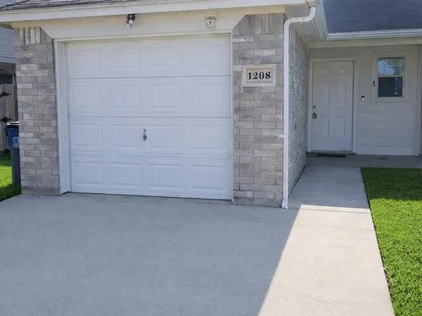 1208 Village Garden Dr, Azle, TX 76020