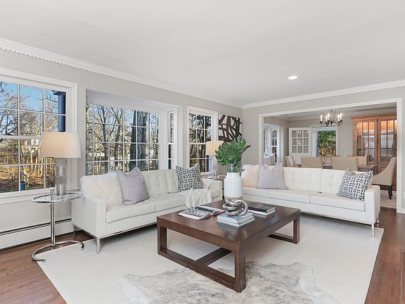 Casual Living Room For Comfortable Living