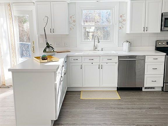 3rd image of 1739 Whitewood Ln