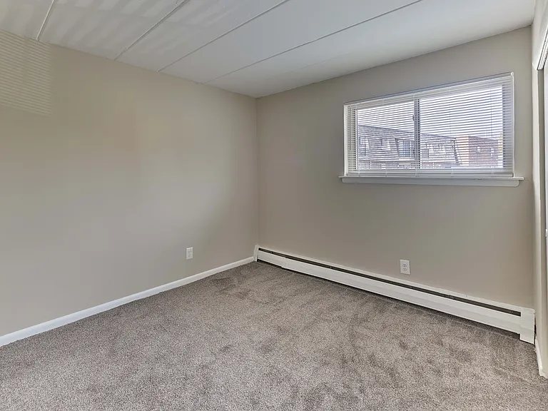 Eldorado - Bedroom with carpet flooring