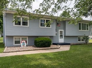 704 6th St, Colona, IL 61241