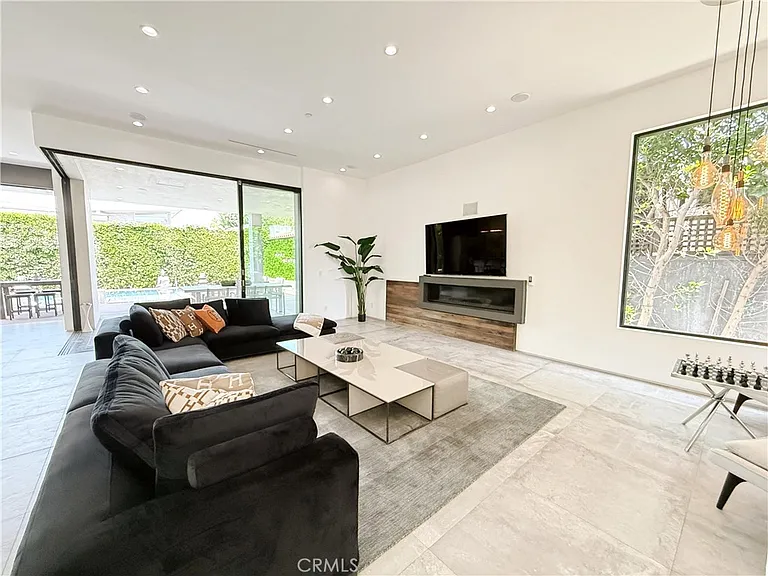 415 N Martel Ave — Photo 6