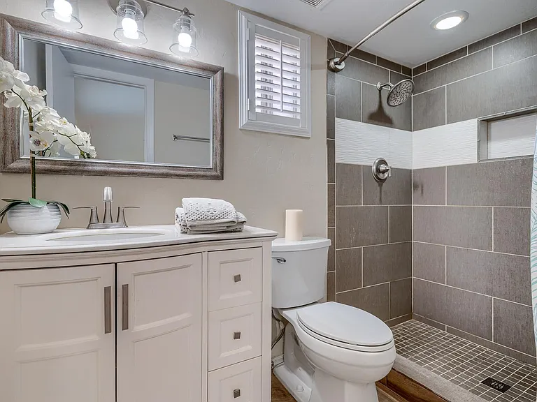 2626 E Hedrick Dr — Photo 12