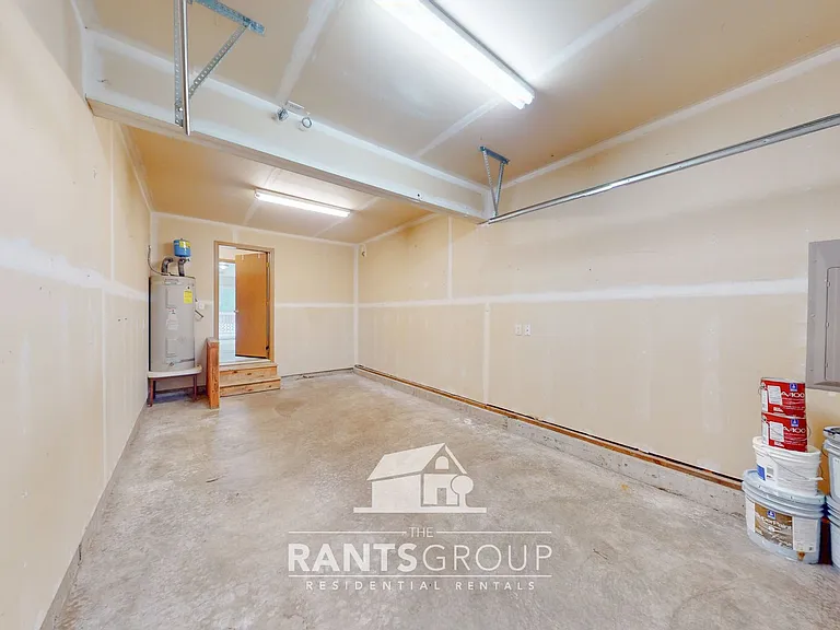 695R — Photo 12