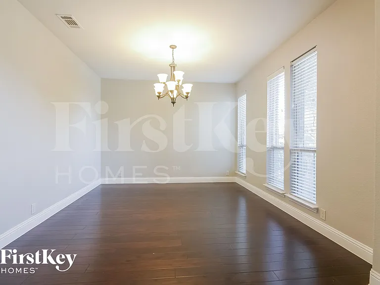 1301 Lucetta Ct — Photo 4