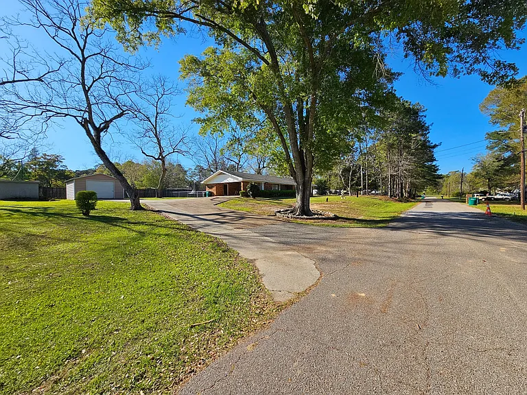 720 Carmen Ct — Photo 2