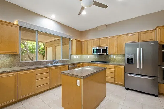 3 bed, 2347 sqft, $6,500 — Photo 3
