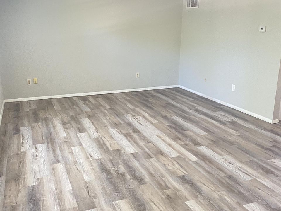 1st image of 705 Hollycrest Dr #4
