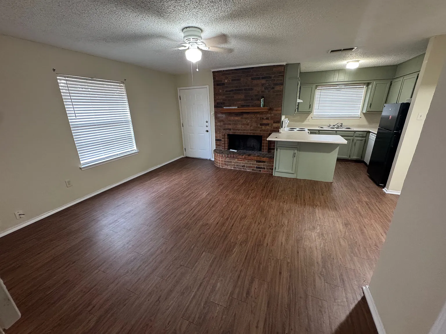 2 bed, 940 sqft, $1,350 — Photo 4