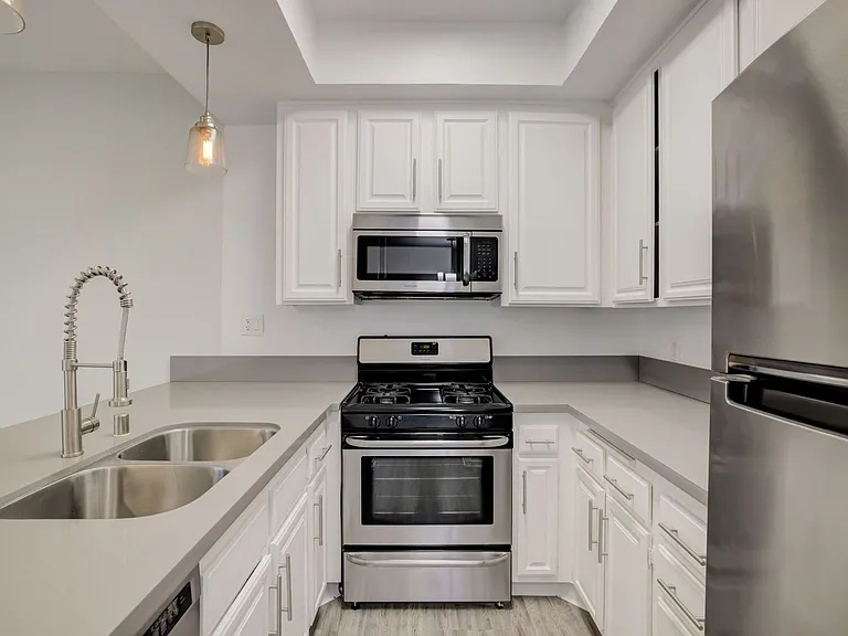 711 N. Sweetzer Ave — Photo 13