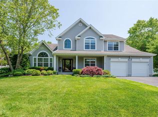 8 Greenbrush Ct, Greenlawn, NY 11740