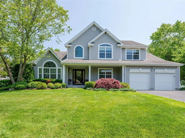 8 Greenbrush Court, Greenlawn, NY 11740