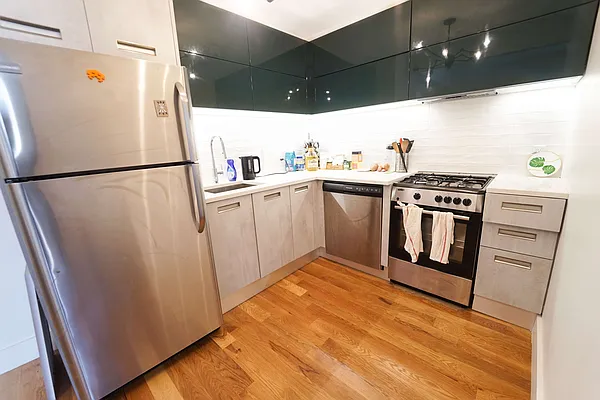 Rented by Manhattan Management LLC | media 37