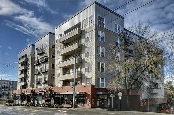 Corner condo full of light