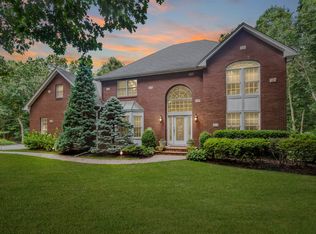 11 Cliff Dr, Kings Park, NY 11754