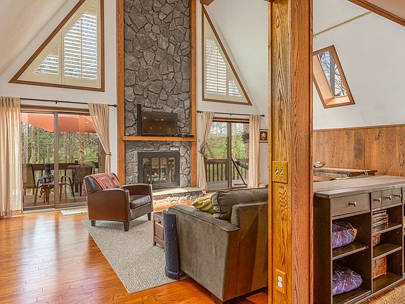 3rd image of 779 Meadow Dr