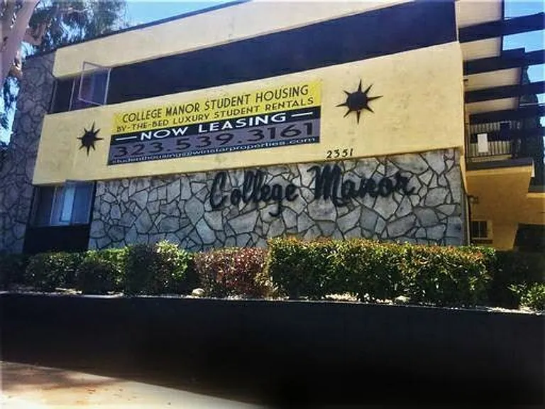 College Manor — Photo 11