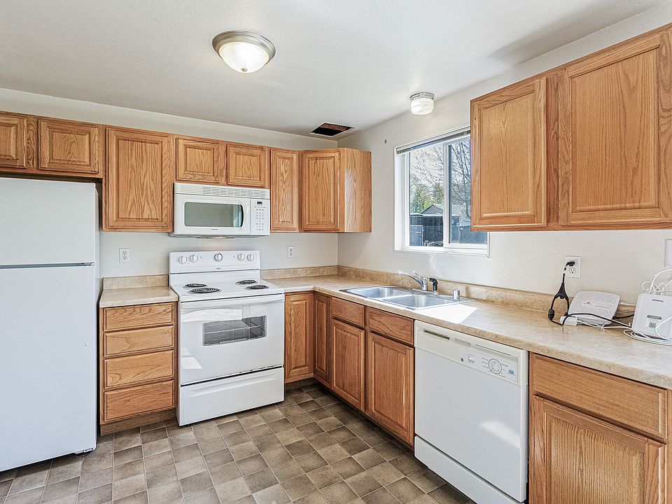 1st image of 428 1st Ave N