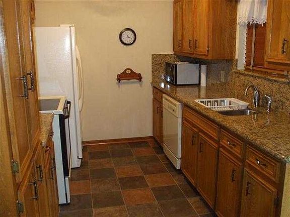 2nd image of 808 Carriage Ln