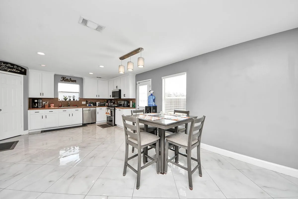 4 bed, 2.5 bath, 2678 sqft, $2,800 — Photo 3